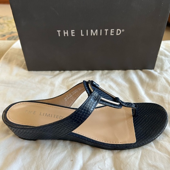 The Limited Women's Navy ‘Indy’ Sandals with silver Accents size 8.5 - Picture 4 of 9